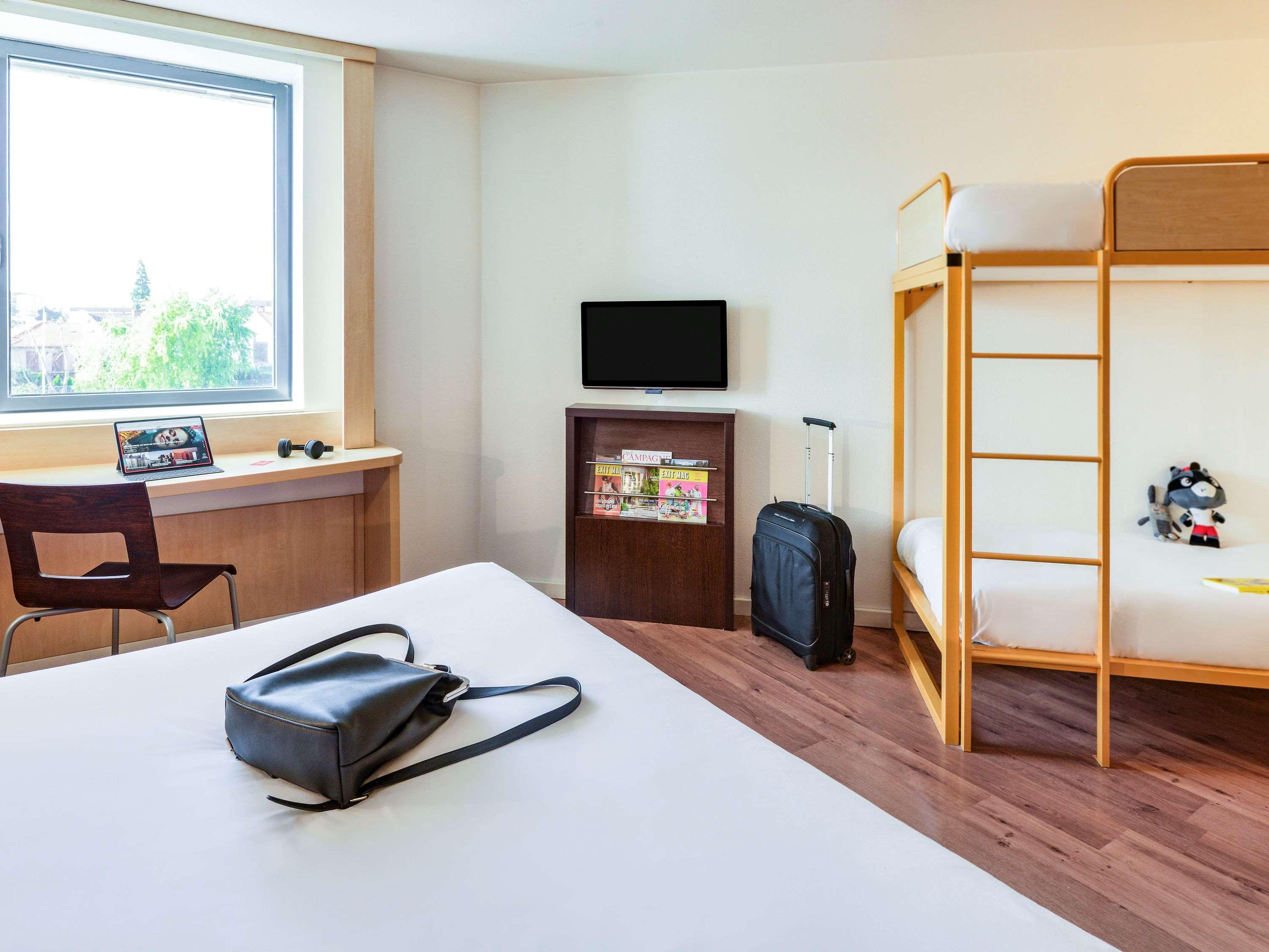 ホテル Ibis Clermont Ferrand Montferrand エクステリア 写真